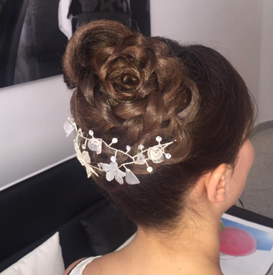 Recogido de novia con trenzado en forma de flor y tocado floral blanco, realizado en Peluquería & Estética Yolanda en Toledo.