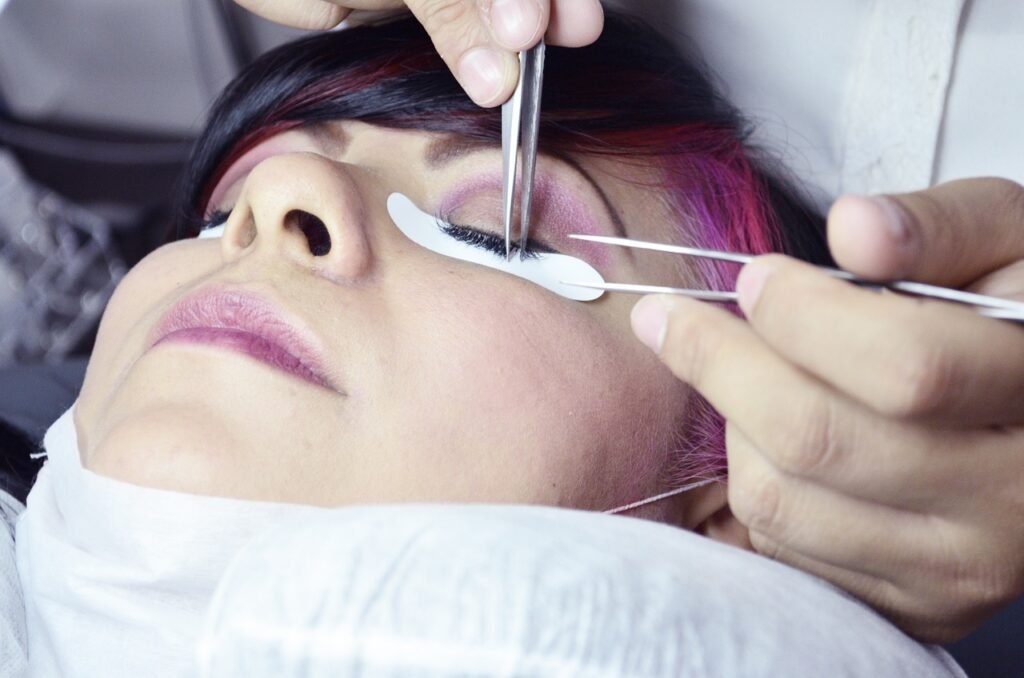 Aplicación de extensiones de pestañas en Peluquería & Estética Yolanda, con técnica de precisión en zona ocular.
