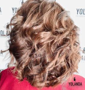 Fotografía artística en blanco y negro que representa la libertad del cabello en movimiento. Este recurso visual se utiliza como parte de la identidad visual del sitio de Peluquería & Estética Yolanda, evocando estética, sofisticación y energía femenina.