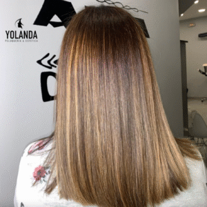 Cabello liso con mechas rubias realizado en Peluquería & Estética Yolanda, salón de belleza en Toledo.