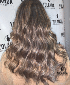 Melena larga con ondas marcadas y reflejos rubios, realizada en Peluquería & Estética Yolanda en Toledo.