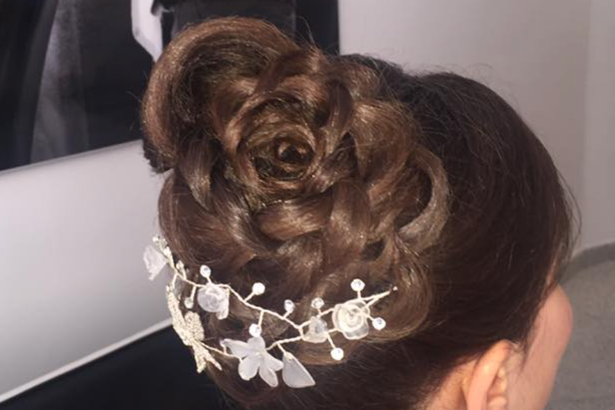 Recogido de novia con trenza y tocado floral en Mora de Toledo