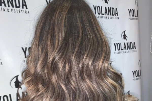 Melena larga con ondas y reflejos rubios en Mora de Toledo